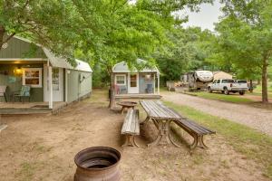 Aed väljaspool majutusasutust Lake Fork Studio Cabin with Dock and Boat Ramp!