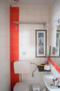 ein Badezimmer mit Toilette und Waschbecken in der Unterkunft Ilian House in Parga + 52 Fotos
