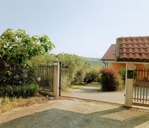 una entrada a una puerta de una casa en CountryHome - Casale 32 - Intera Villa, en Moscufo