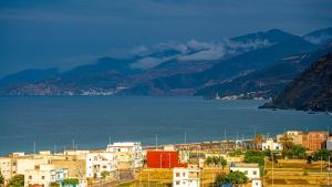 una ciudad con vistas al agua y a las montañas en وكالة أمتار لكراء المنازل 