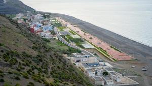 una vista aérea de una ciudad junto al océano en وكالة أمتار لكراء المنازل 