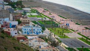 widok na miasto z plażą i budynkami w obiekcie وكالة أمتار لكراء المنازل 