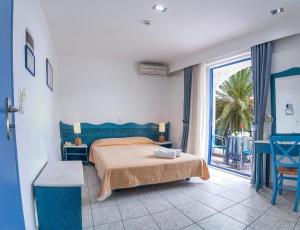 Llit o llits en una habitació de Knossos Hotel