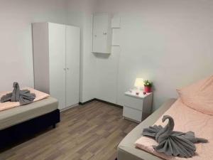 Łóżko lub łóżka w pokoju w obiekcie Zentrale 4-Zimmer Wohnung