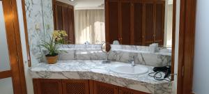 Kúpeľňa v ubytovaní ANFI TOPAZ VILLA TAURO GOLF & BEACH 3 bedrooms 4 bathrooms private pool