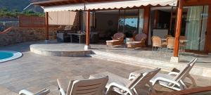 Bazén v ubytovaní ANFI TOPAZ VILLA TAURO GOLF & BEACH 3 bedrooms 4 bathrooms private pool alebo v jeho blízkosti
