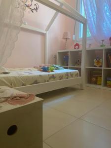 sypialnia dla dzieci z łóżkiem i oknem w obiekcie Harmony by the Sea w Chalkidzie