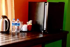 einen Holztisch mit Wasserflaschen und Getränken darauf in der Unterkunft Antalyaloft in Antalya