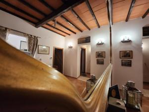 un museo con una escalera de madera en una habitación en Casa cecchi siena en Siena