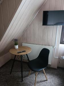 a table and a chair in a room at Pokoje Gościnne Grażyna Kozioł in Zakopane