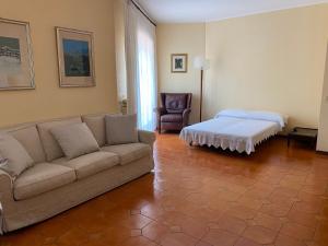 una sala de estar con un sofá y una cama en AV Apartment, en Aci Castello 16 fotos más