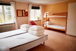 - une chambre avec deux lits superposés et deux fenêtres dans l'établissement Borghamn Strand, à Borghamn