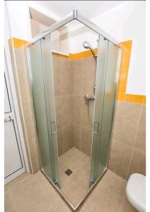 モノーポリにあるCasa Veliaのバスルーム(ガラスドア付きのシャワー付)