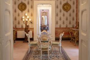 a dining room with a table and chairs and a mirror at Il Cavaliere al borgo antico in Copertino
