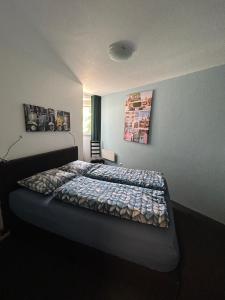 1 dormitorio con 1 cama en una habitación en Appartement de Ruiter, en Winterberg