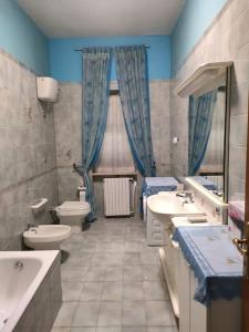 a bathroom with two sinks and two toilets at Alloggio turistico 7 min dall'Aeroporto in Focene