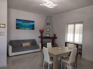 a living room with a table and a couch at Alloggio turistico 7 min dall'Aeroporto in Focene