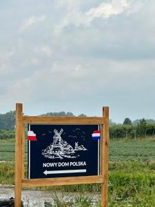 Un segno per una Rolllka ora giù in un campo di Nowy Dom Polska a Magnuszew