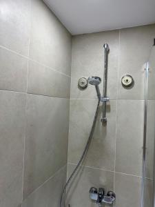 y baño con ducha y puerta de cristal. en Sea View Apartments Olimp- The sunny apartment, en Olimp