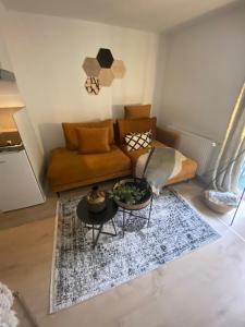 ein Wohnzimmer mit einem Sofa und einem Tisch in der Unterkunft Ferienwohnungen TalBach in Simmerath