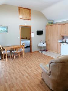 un soggiorno con un divano e un tavolo di Danubio Guest Accommodation a Doonbeg