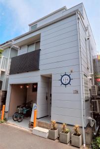 ein Gebäude mit einer Uhr auf der Seite in der Unterkunft Enoshima Guest House 134 in Fujisawa