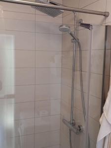 um chuveiro com uma porta de vidro na casa de banho em Ferienhaus em Maria Wörth