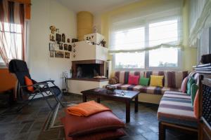 ein Wohnzimmer mit einem Sofa und einem Kamin in der Unterkunft Vacation House in Agiokampos in AgiaKampos