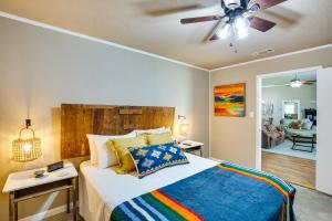 מיטה או מיטות בחדר ב-Charming Oklahoma Escape Near Beaches and Golfing!