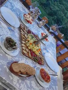 een tafel met veel eten erop bij Skadar lake Apartments Pajovic in Virpazar