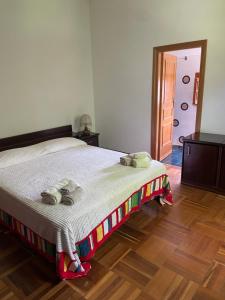 a bedroom with a bed with towels on it at Villa prestigiosa ampie metrature in Altipiani di Arcinazzo