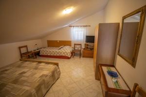 Habitación pequeña con 2 camas y escritorio. en Fredi, en Mali Lošinj