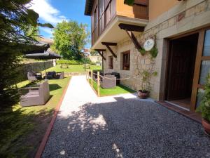 una pasarela que conduce a un edificio con patio en Apartamentos Altamira, en Santillana del Mar