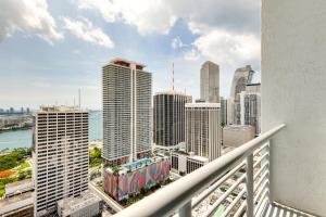 d'un balcon offrant une vue sur les toits de la ville. dans l'établissement Trendy Downtown Miami Studio Pools, Views and More!, à Miami