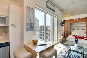 une chambre avec un lit et un bureau avec un bureau dans l'établissement Trendy Downtown Miami Studio Pools, Views and More!, à Miami 25 autres photos