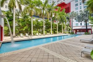 - une piscine bordée de palmiers dans un bâtiment dans l'établissement Trendy Downtown Miami Studio Pools, Views and More!, à Miami