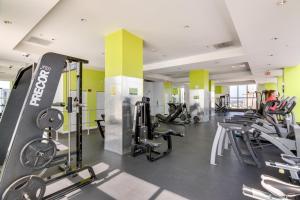une salle de sport avec plusieurs tapis de course et machines dans l'établissement Trendy Downtown Miami Studio Pools, Views and More!, à Miami