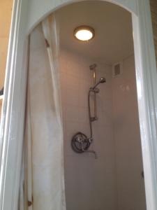a shower with a shower curtain in a bathroom at Studio Lakeside Spiegelplas in Nederhorst den Berg