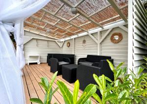 a patio with black furniture and a ceiling at Wachta Rewal - grzany basen, bezpłatny parking in Rewal