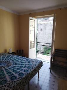 a bedroom with a bed and a door to a balcony at Flat with sea view and garden in Framura