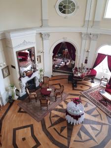 Pałac Bugaj في Raszków: غرفة معيشة كبيرة مع طاولة وكراسي