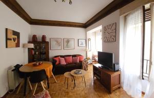 uma sala de estar com um sofá e uma mesa em La casa del mirador em Zamora