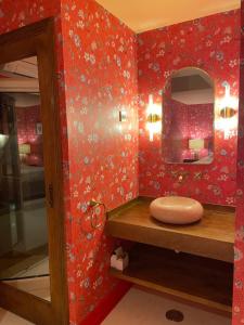 Santo Estêvão的住宿－Casa do Sobro，浴室设有一面带镜子的红色墙壁