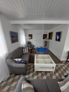 ein Wohnzimmer mit einem Sofa und einem Couchtisch in der Unterkunft Hine Bakke Bed And Breakfast in Rudkøbing