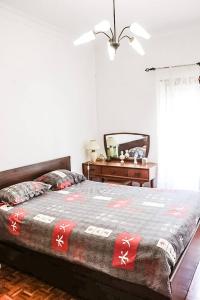 コスタ・ダ・カパリカにあるCasa da Mariazinhaのベッドルーム1室(ベッド1台、シーリングファン付)
