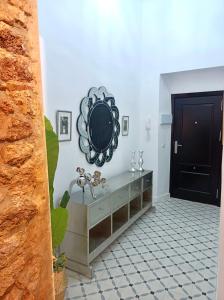 a room with a mirror and a tiled floor at Precioso Apartamento: La Luz de Cádiz in Cádiz