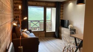 蒙熱內夫爾的住宿－Studio Dama neuf 4 p avec terrasse vue imprenable，带沙发、桌子和窗户的客厅