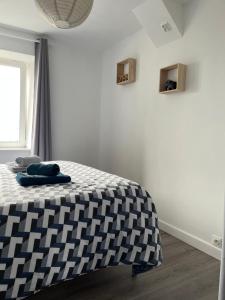 a bedroom with a black and white checkered bed at APPARTEMENT CENTRE HISTORIQUE - Lannion in Lannion