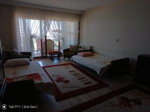een woonkamer met een bed en een bank bij Rainfort apart Pınarkent 2+1 in Pamukkale