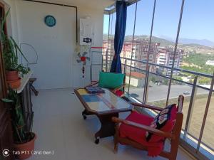 Pokój ze stołem i krzesłami oraz balkonem w obiekcie Rainfort apart Pınarkent 2+1 w mieście Pamukkale